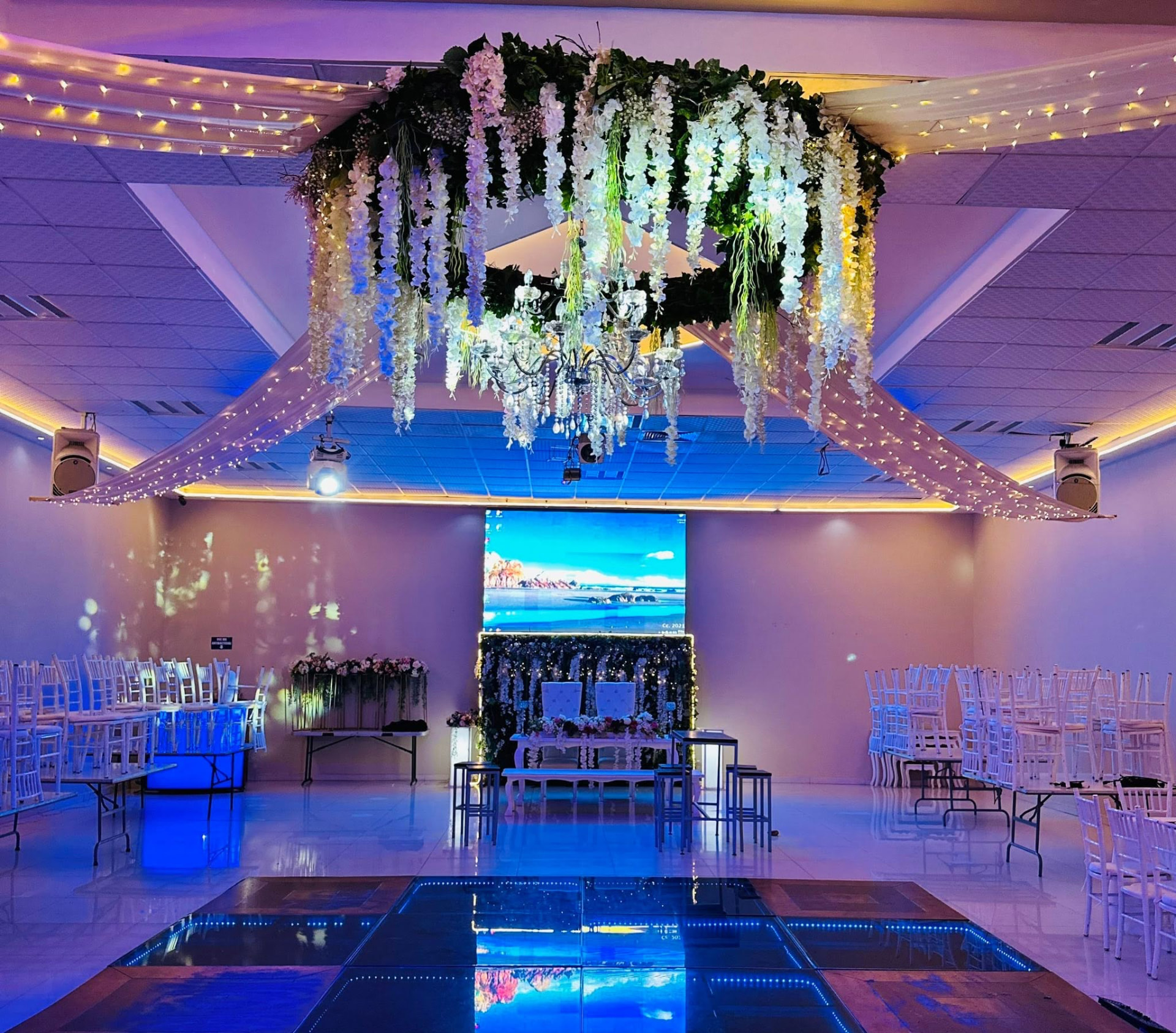 Pista de baile con candil de flores y pantalla LED