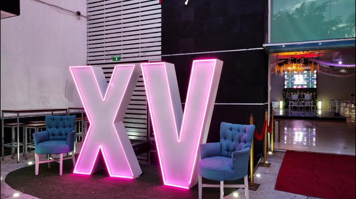 Letras XV iluminadas en la entrada del salón Rocco